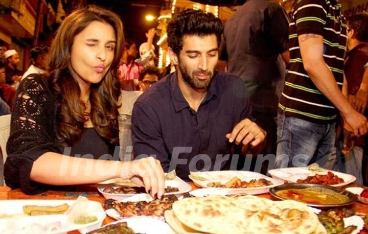 Aditya Roy Kapur and Parineeti Chopra enjoy some mouthwatering dishes at  Mohammed Ali Road