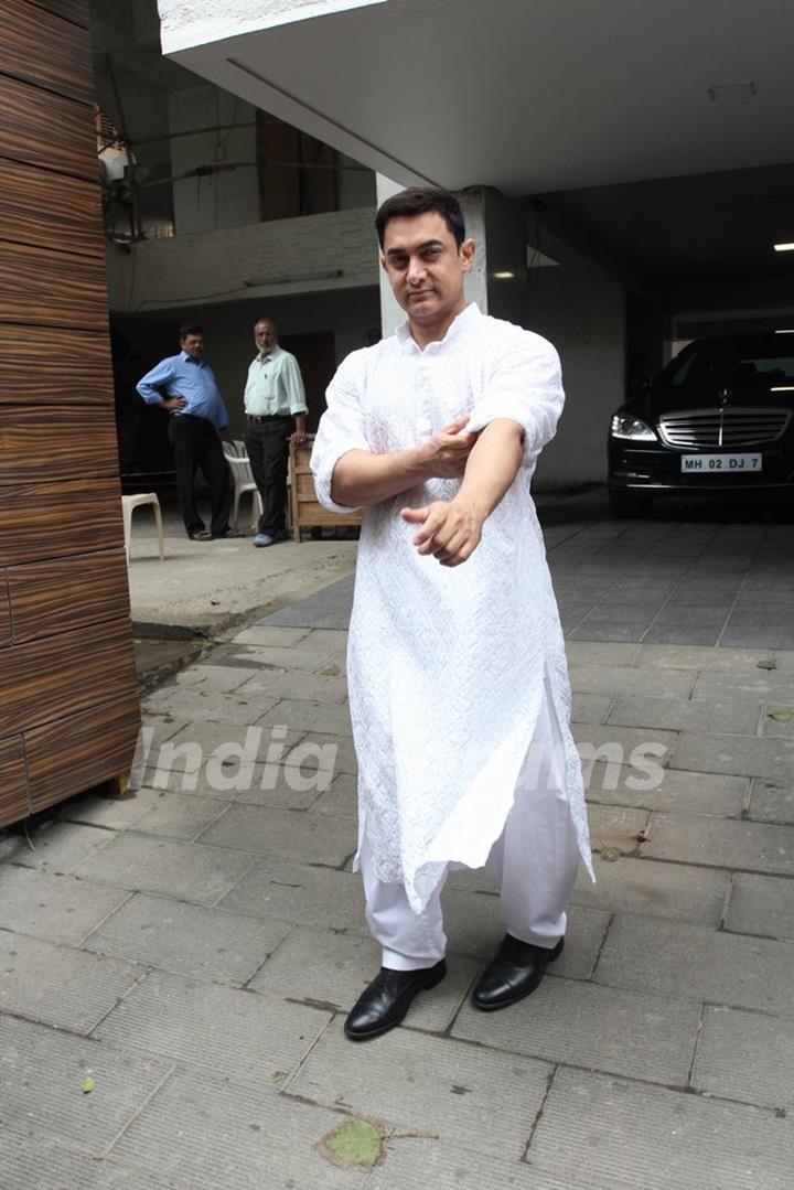 Aamir Khan spotted wearing a white kurta on the occasion of Eid