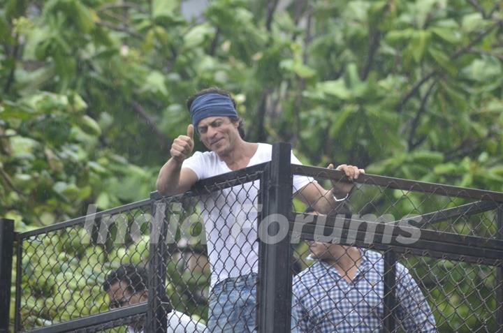 Shah Rukh Khan gives a thums up to his Fans on Eid