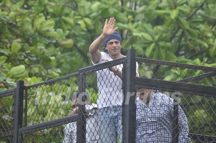 Shah Rukh Khan Waves Out to his Fans in the midst of rains on Eid