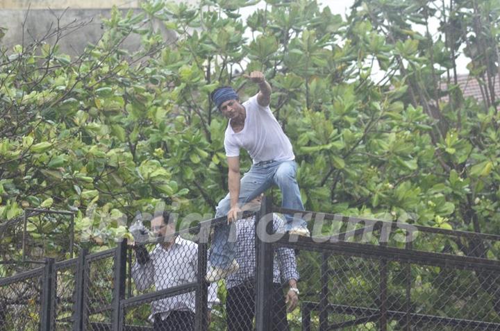 Shah Rukh Khan climbed up the fence to Wave Out to his Fans on Eid