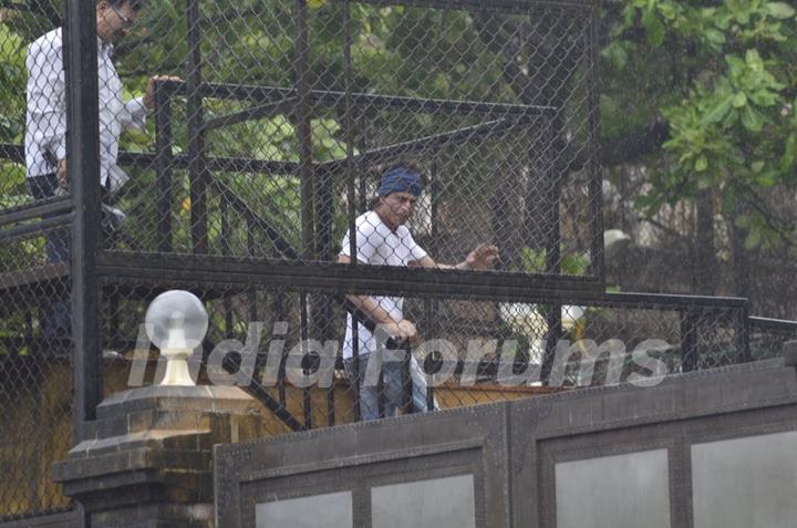 Shah Rukh Khan came out at his balcony to wave out to his Fans on Eid