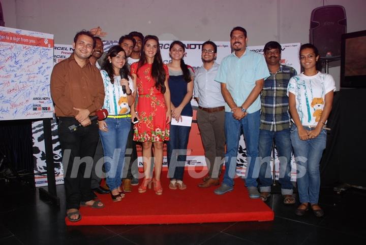 Tara Sharma with the organisers at NDTV Save the Tigers event