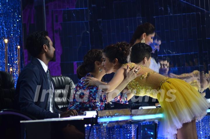 Sophie Choudry hugs Madhuri Dixit after a perfromance on Jhalak Dikhla Jaa