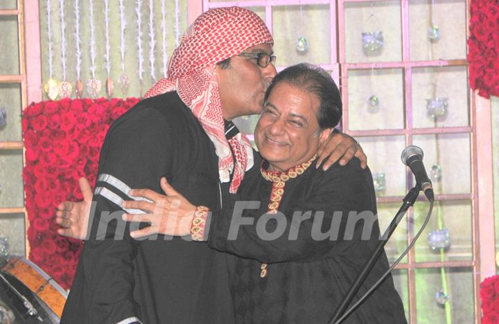 Talat Aziz seen hugging Anup Jalota at his Birthday Celebration this Eid