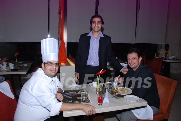 Rushad Rana snapped with the Chef and the Manager at the Lucknow Food Fest