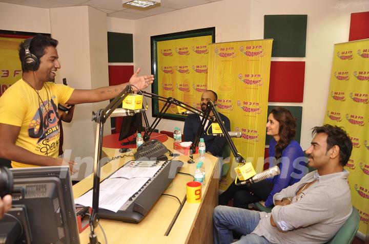 Rj interacts with Ajay, Kareena and Rohit at the Promotions of Singham Returns