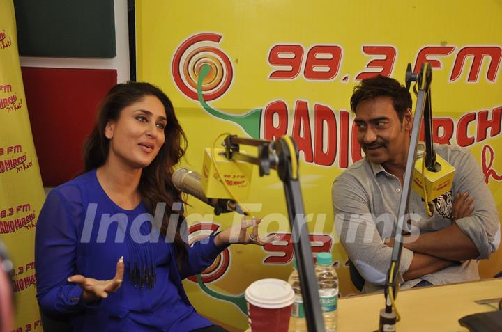 Kareena was seen interacting with the listeners at the Promotions of Singham Returns