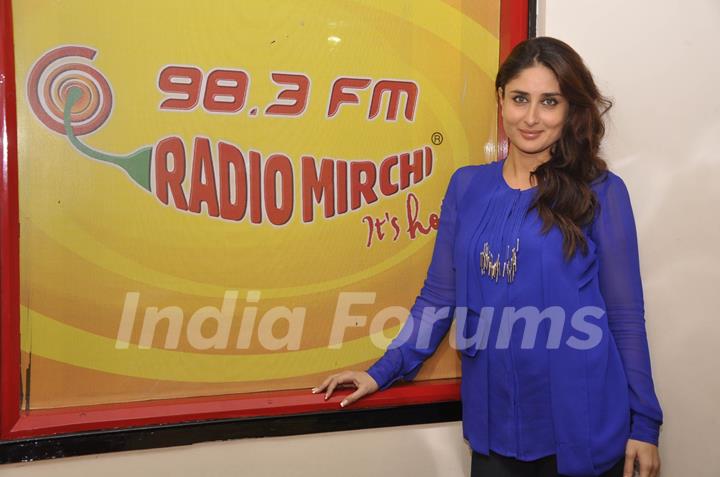 Kareena Kapoor poses for the media at Radio Mirchi Studio