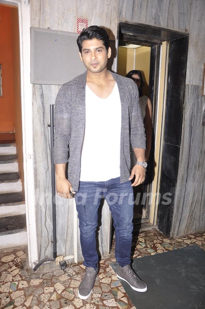 Siddharth Shukla poses for the media at Starweek Magazine Launch