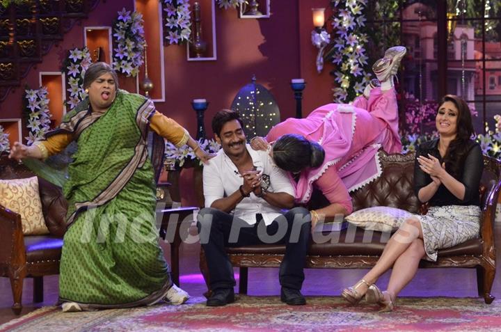 Dadi seen giving a kiss to Ajay Devgn on Comedy Nights with Kapil