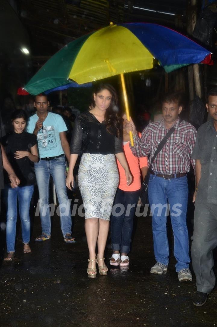 Kareena Kapoor was spotted entering the sets of Comedy Nights With Kapil