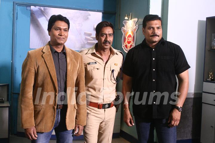 Aditya Srivastava, Ajay Devgn and Dayanand Shetty pose for the camera on C.I.D