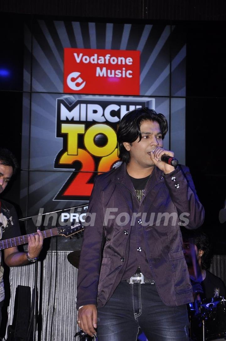 Ankit Tiwari performs at the Mirchi Top 20 Awards