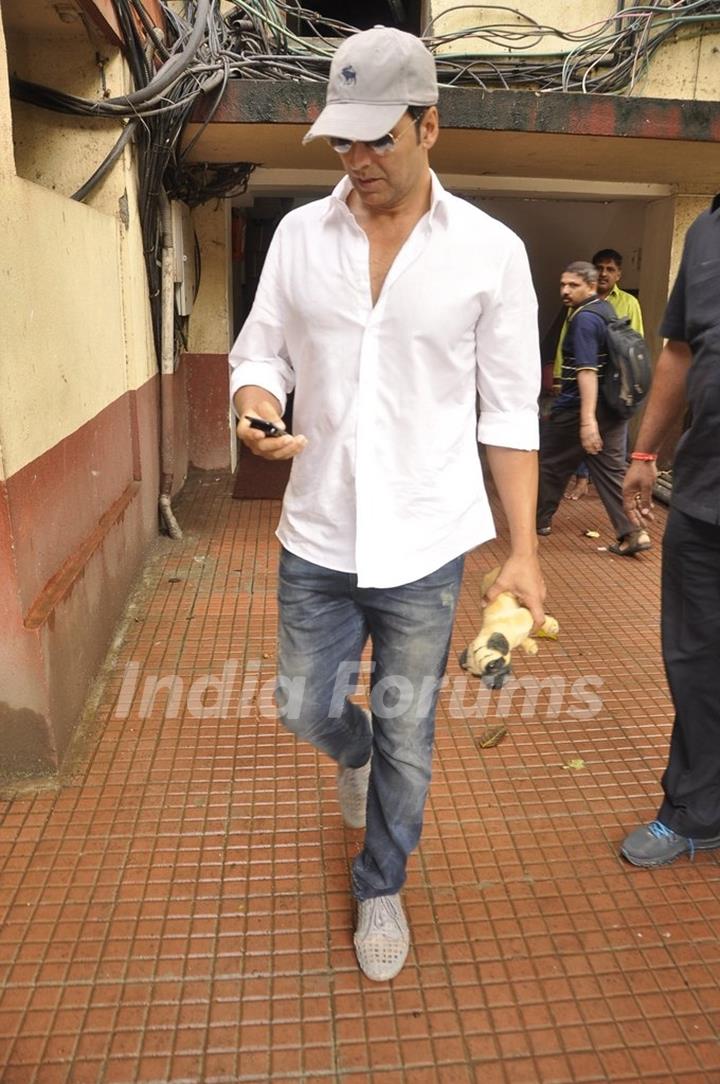 Akshay Kumar was spotted engrossed in his mobile