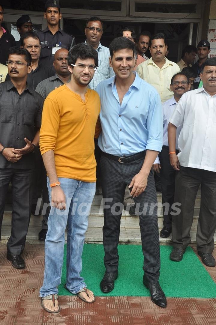 Akshay Kumar and Aditya Thackeray pose for the media