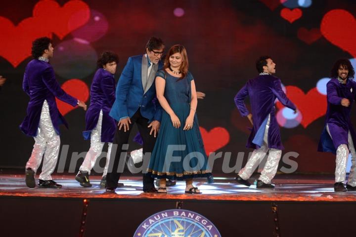 Amitabh Bachchan performing with a fan at the Grand Opening in Surat