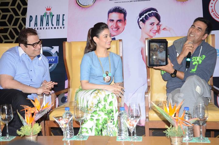 Akshay Kumar was seen showing an image on his tab to the audience