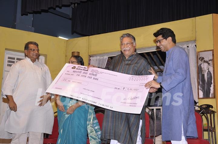 Raj Thackeray and Vikran Gokhale at the Celebration of 100 Shows of Marathi Drama Gholat Ghgol