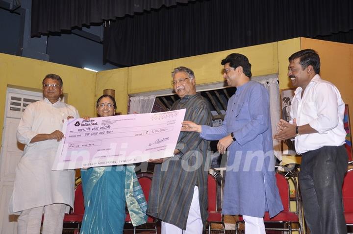 Raj Thackeray and Vikran Gokhale present a Cheque prize to Artists