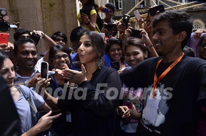 Vidya Balan was seen giving flying kiss to her fans