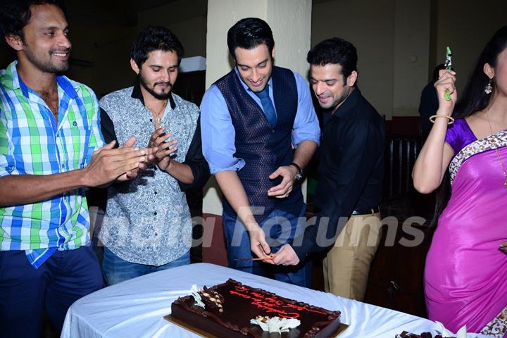 The cast cuts a cake as Ye Hai Mohabbatein completes 200 episodes