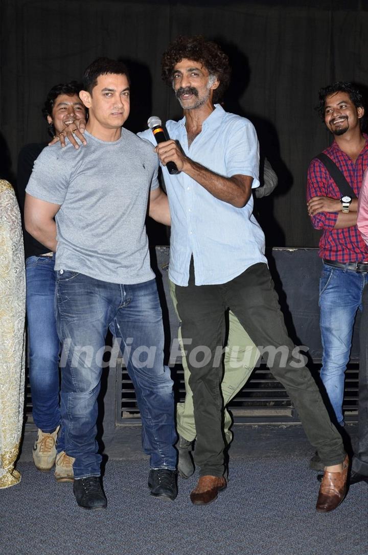 Makrand Deshpande offers the mike to Aamir Khan at the Premier of Saturday Sunday