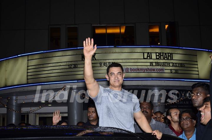 Aamir Khan was seen waving to his fans at the Premiere of Saturday Sunday