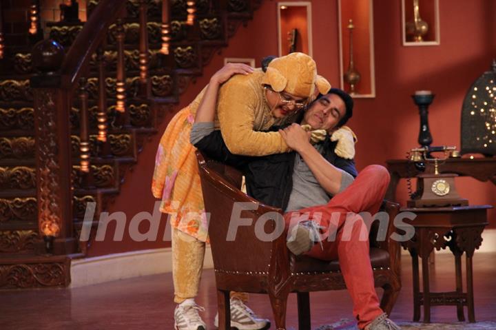 Dadi giving Akshay Kumar a kiss at the Promotion of Entertainment on Comedy Nights with Kapil