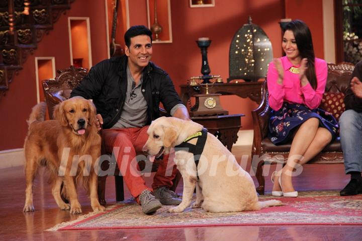 Akshay Kumar poses with two dogs at the Promotion of Entertainment on Comedy Nights with Kapil