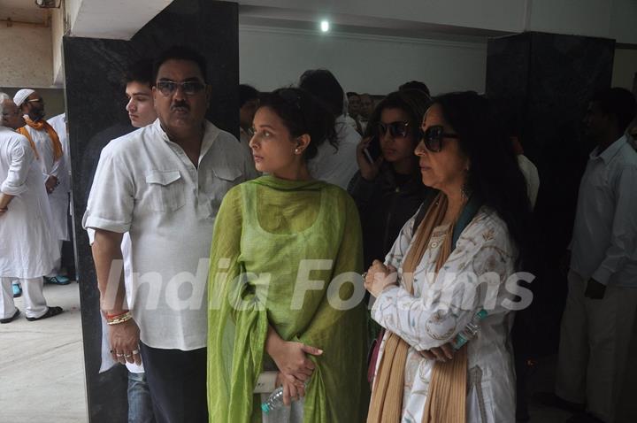 Sharbani Mukherjee, Pappu Khanna and Ila Arun at the funeral of Dharmesh Tiwari