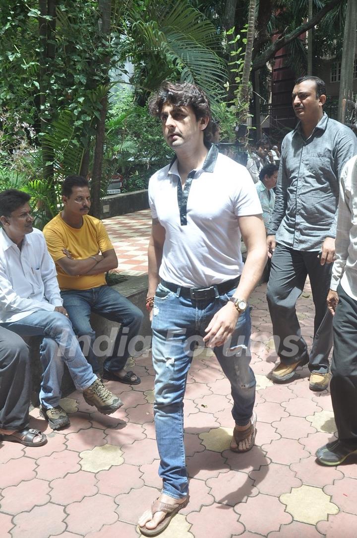 Sonu Niigam was at the funeral of Dharmesh Tiwari