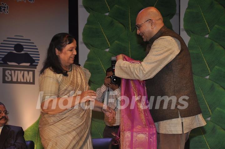 Rohini Hattangadi felicitated at Yuvak Biradri's 40th Anniversary