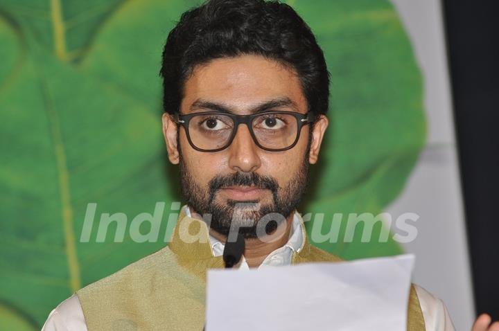 Abhishek Bachchan addresses the media at Yuvak Biradri's 40th Anniversary