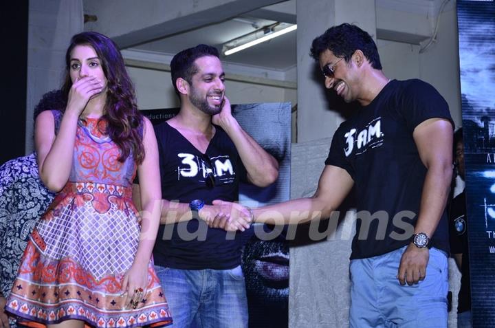 Rannvijay and Salil shake hands at the Trailer Launch of 3 AM