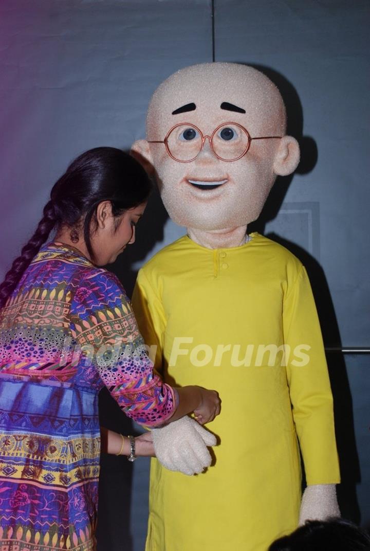 Avika Gor ties rakhi to Nicktoon Patlu