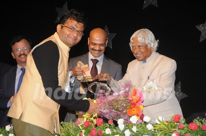 Dr. APJ Abdul Kalam felicitates Aneel Murarka at theSilver Jubilee Celebration of Guru Nanak College