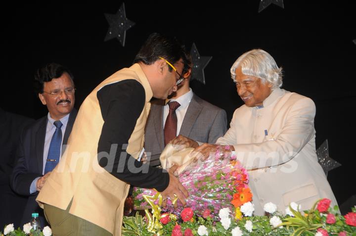 Dr. APJ Abdul Kalam felicitates Aneel Murarka at Silver Jubilee Celebration of Guru Nanak College