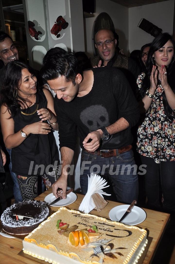 Vatsal Sheth cutting the cake at the 100 Episodes Completion Party