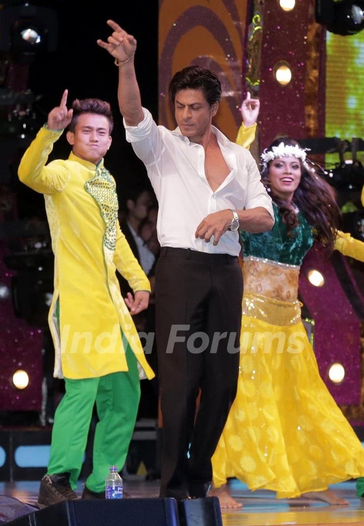 Shah Rukh Khan performs at a Police Event in Kolkota