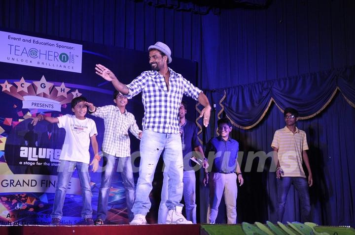 Remo D'souza teaches some children to dance at the Promotions of Desi Kattey