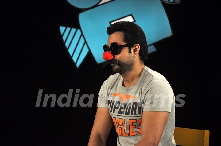 Emraan Hashmi takes on a funky look on Captain Tiao