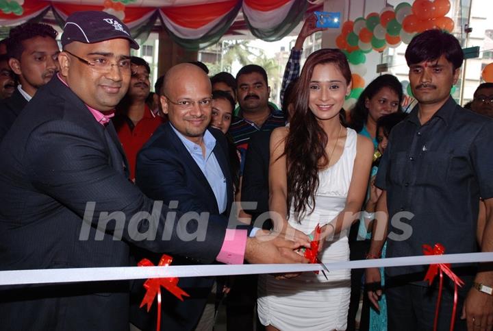 Sara Khan Launches Hyundai i20 Elite