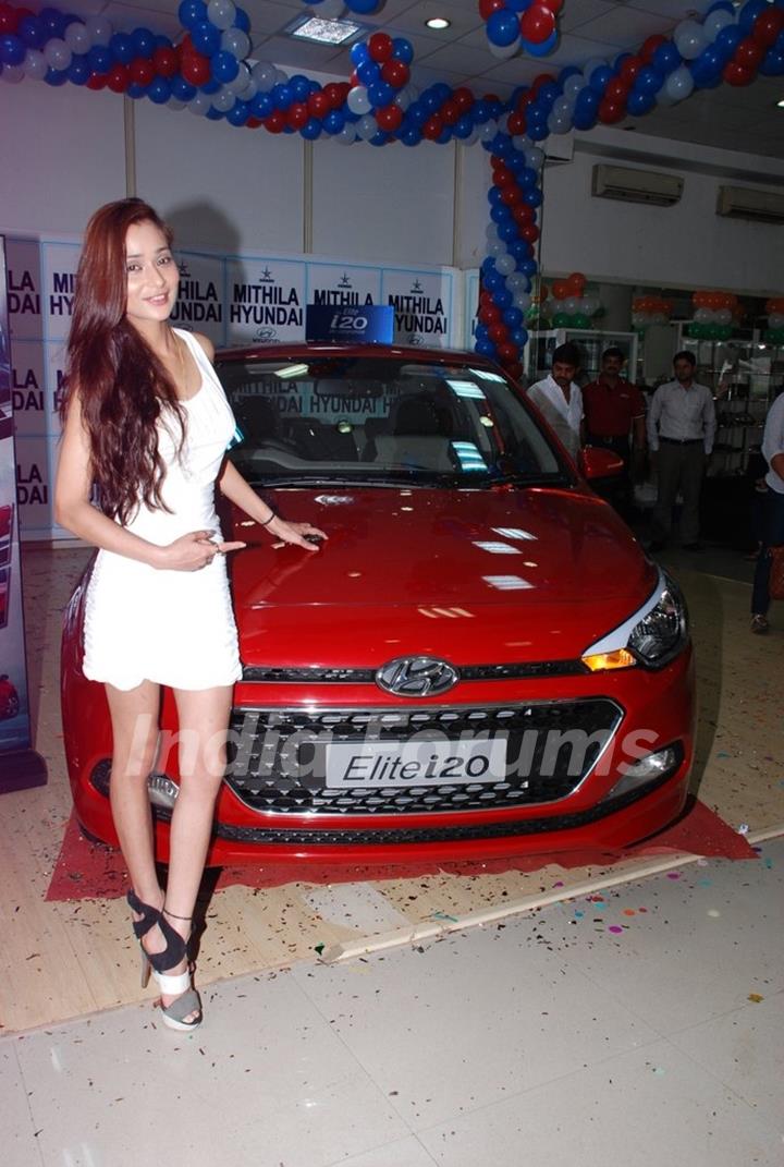 Sara Khan poses alongside the new Hyundai i20 Elite