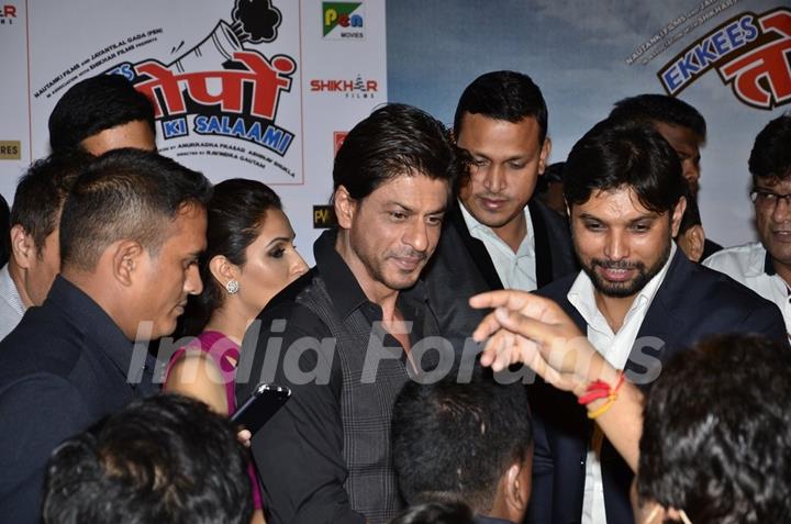 Shah Rukh Khan surrounded by his Fans at the Trailer Launch of Ekkees Topon Ki Salaami