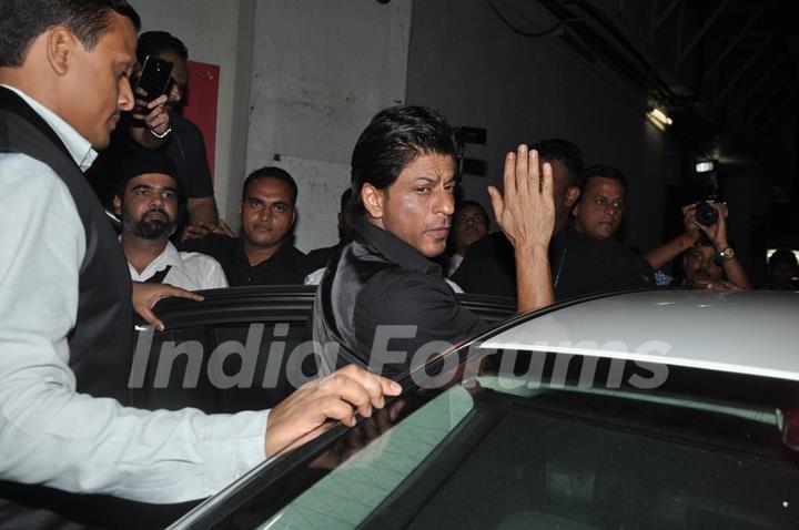 Shah Rukh Khan Waves Out to his Fans at the Trailer Launch of Ekkees Topon Ki Salaami