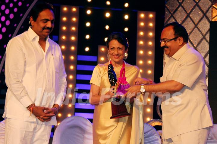 Tanuja Receives Raj Kapoor Life Time Achievement Award