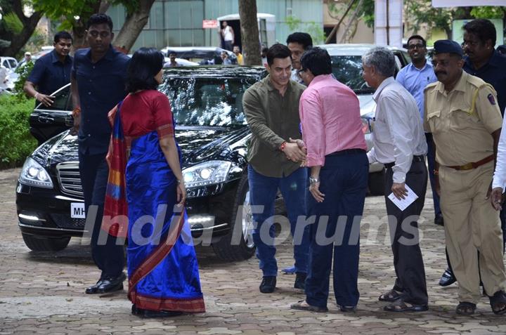 Aamir Khan arrives with Atul Kulkarni at the Communicative Marathi Book Launch