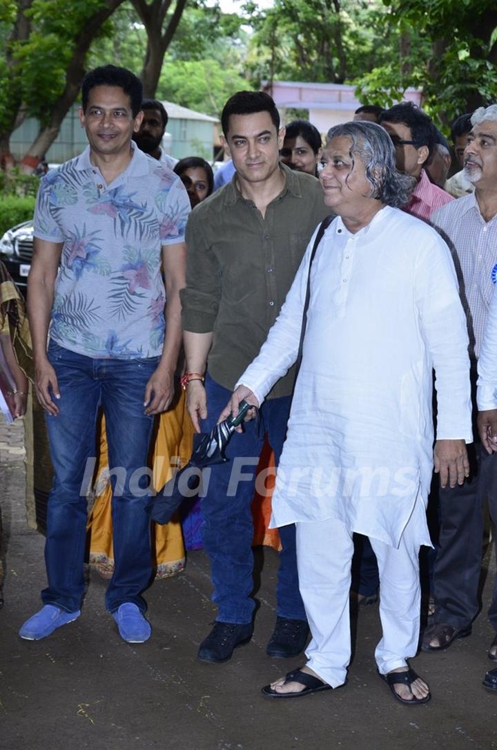 Atul Kulkarni and Aamir Khan at Communicative Marathi Book Launch