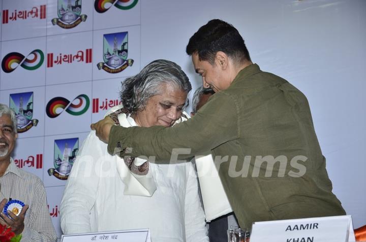 Aamir Khan felicitates a guest at the Communicative Marathi Book Launch